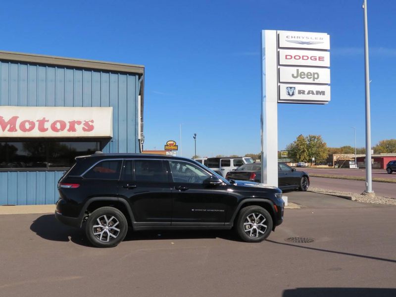 2023 Jeep Grand Cherokee Limited 4x4 4dr SUVImage 1