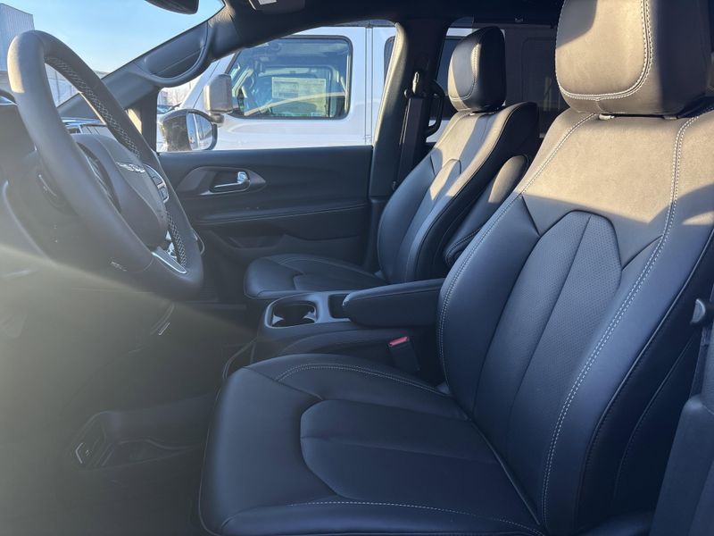 New 2026 Chrysler Pacifica SelectImage 23