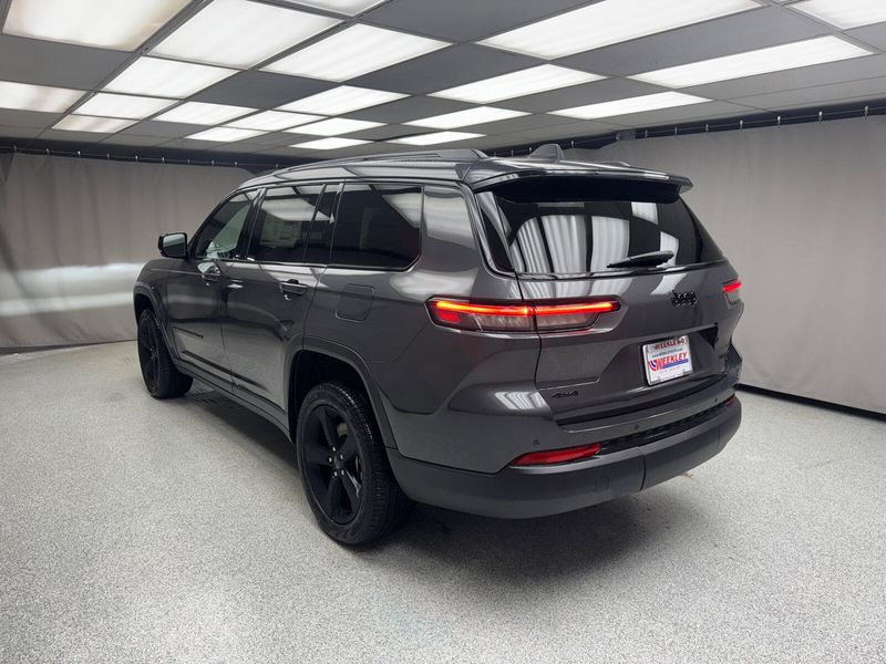 2025 Jeep Grand Cherokee L Limited 4x4Image 2