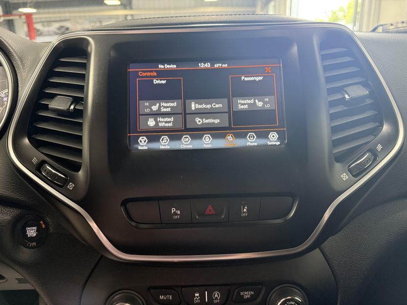 Used 2021 Jeep Cherokee Latitude PlusImage 32