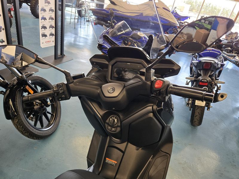 2025 Yamaha XMAX MIDNIGHT BLACK Image 10