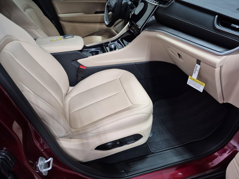 New 2025 Jeep Grand Cherokee L Limited 4x4Image 12