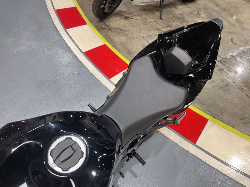 Used 2024 Kawasaki NINJA ZX-6R Image 12