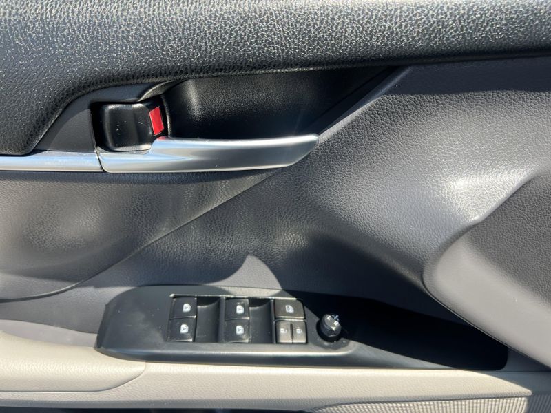 Used 2019 Toyota Camry SEImage 6
