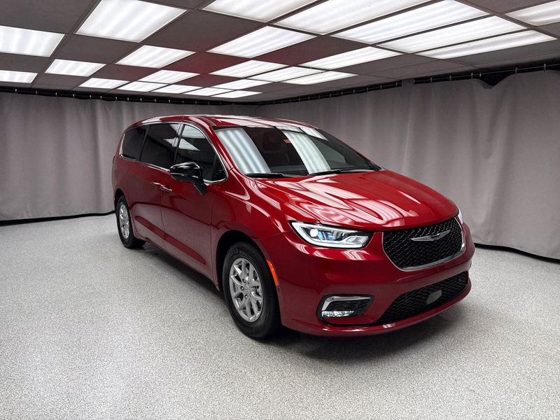 New 2026 Chrysler Pacifica SelectImage 4