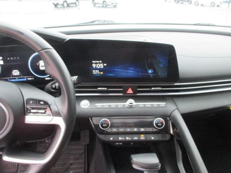 Used 2025 Hyundai Elantra SEL ConvenienceImage 18