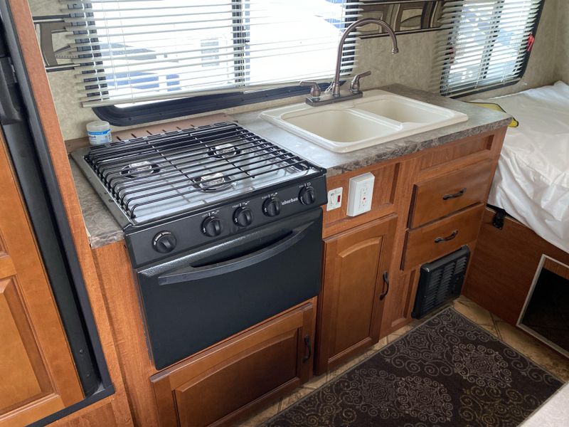 Used 2010 FOREST RIVER SURVEYOR SPORT 186 Image 9