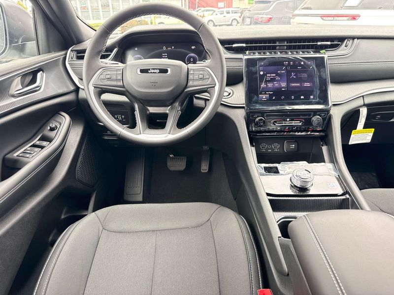 New 2026 Jeep Grand Cherokee Laredo 4x2