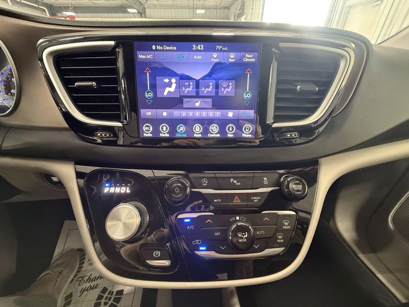 Used 2018 Chrysler Pacifica Touring LImage 27
