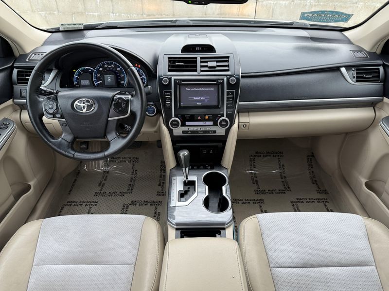 2013 Toyota Camry Hybrid XLEImage 30