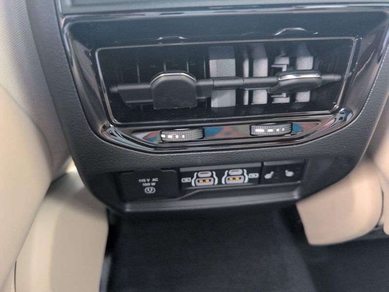 2025 Jeep Grand Cherokee Limited 4x2Image 35