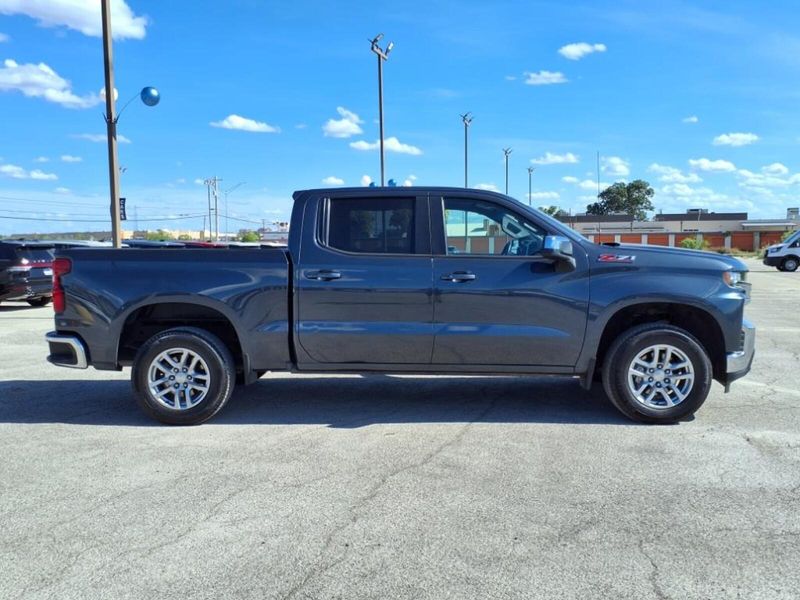 2021 Chevrolet Silverado 1500 LT photo 2