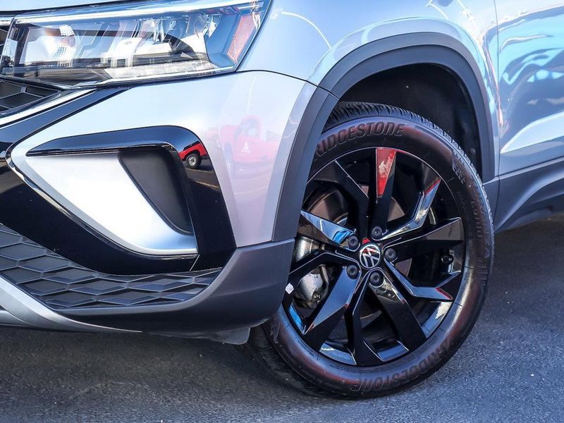 2023 Volkswagen Taos SE photo 3