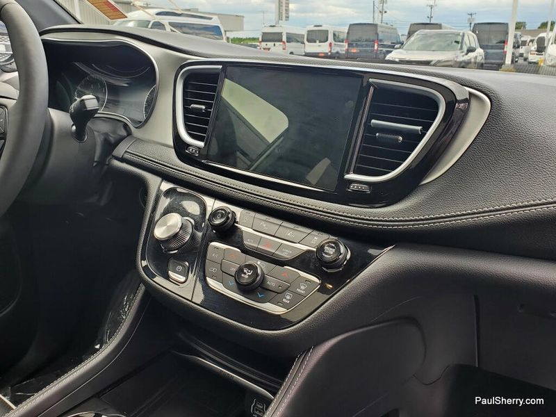 Used 2024 Chrysler Pacifica Limited S