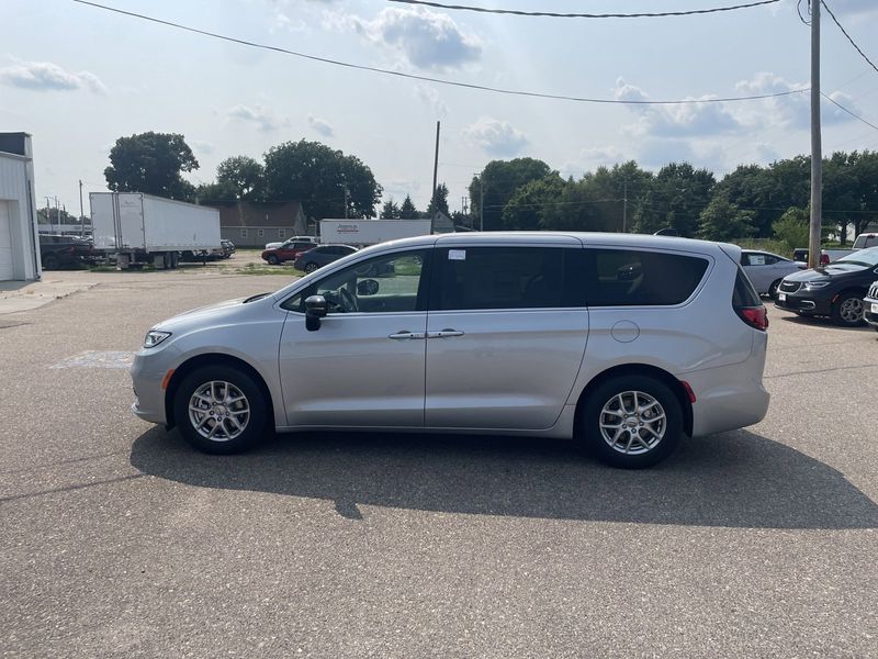 2024 Chrysler Pacifica Touring LImage 5