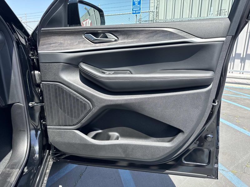 New 2026 Jeep Grand Cherokee Laredo Altitude 4x2