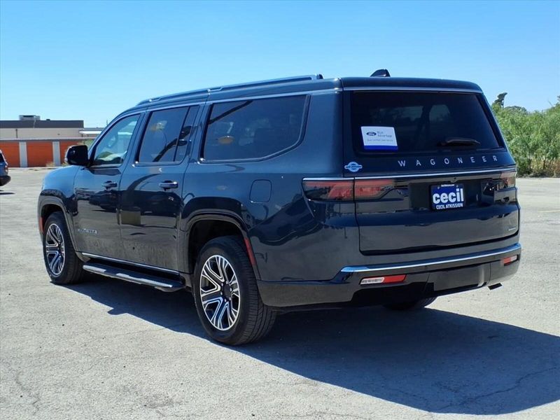 2024 Jeep Wagoneer L Series II photo 16