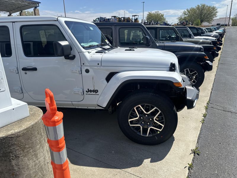 2025 Jeep Wrangler 4-door SaharaImage 4
