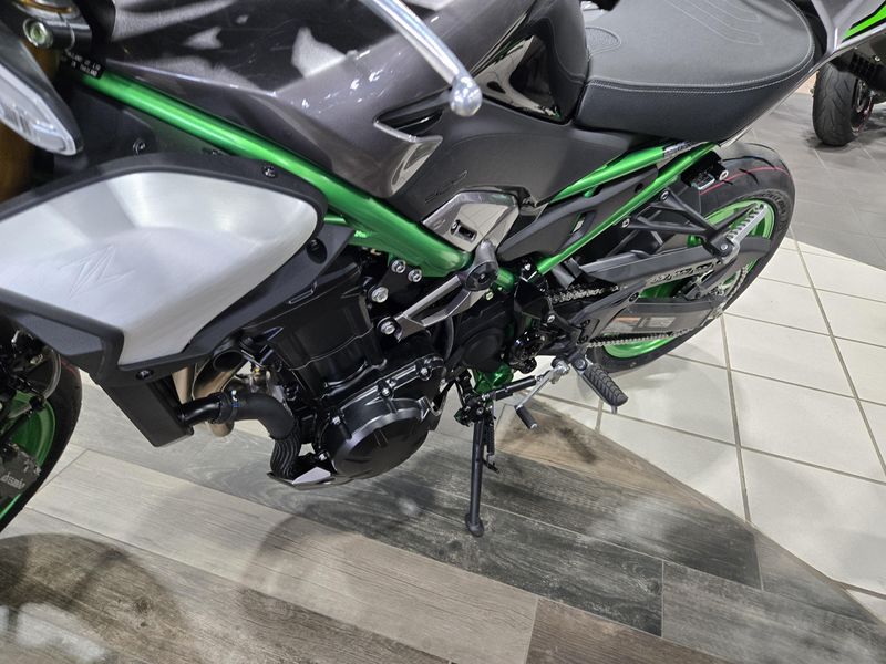 New 2025 Kawasaki Z900 SE ABS METALLIC MATTE GRAPHITE GRAY AND EBONY AND METALLIC GRAPHITE GRAY Image 11