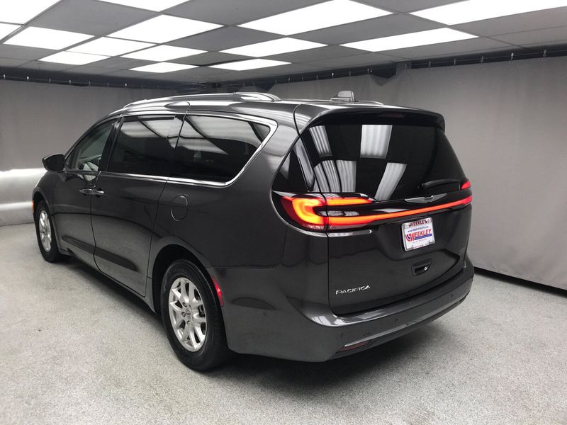 Used 2021 Chrysler Pacifica Touring LImage 17