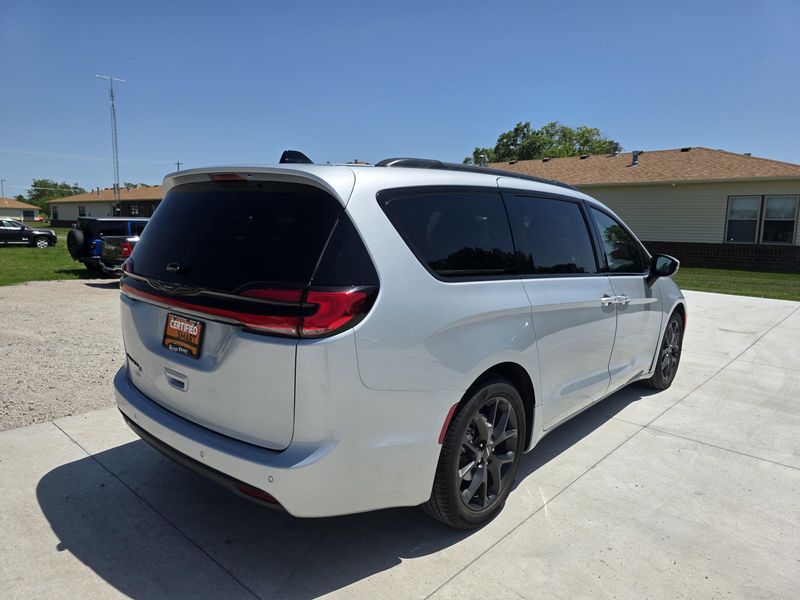 Used 2023 Chrysler Pacifica Touring LImage 7