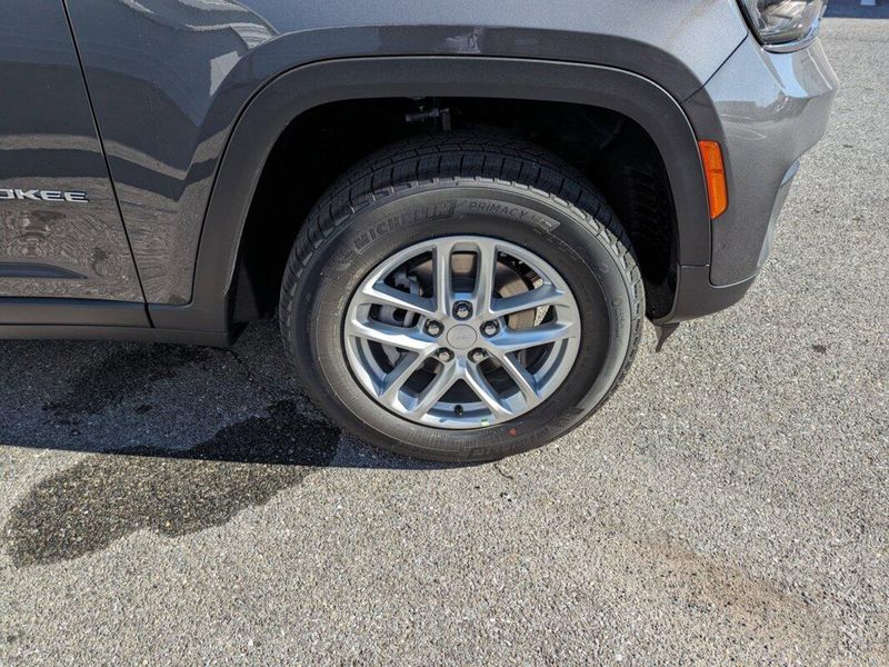 2025 Jeep Grand Cherokee Laredo X photo 3