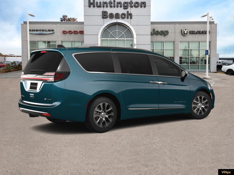 2025 Chrysler Pacifica Hybrid PinnacleImage 8