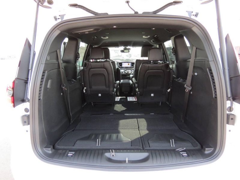 New 2026 Chrysler Voyager LxImage 21