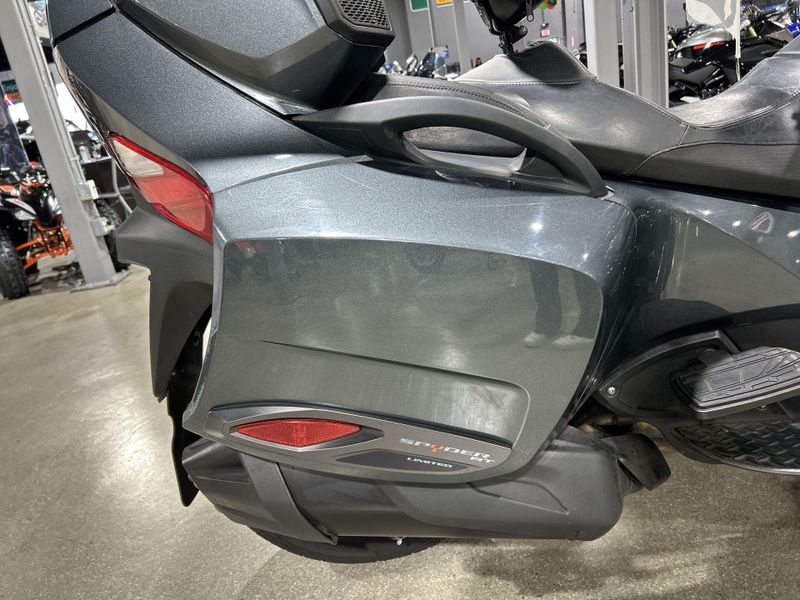 2018 Can-Am SPYDER RT-SE6  in a GREY exterior color. Del Amo Motorsports of Redondo Beach (424) 390-7811 delamomotorsports.com 