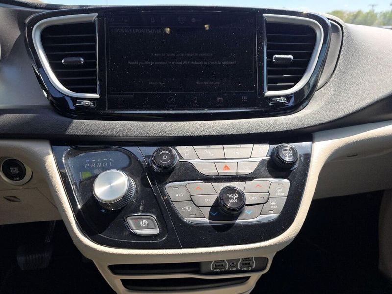 Used 2023 Chrysler Pacifica Touring L