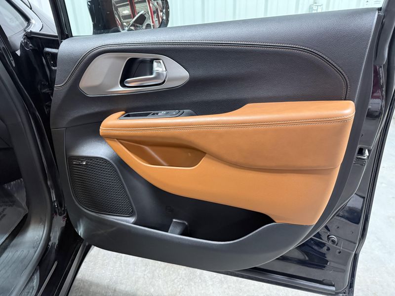 Used 2024 Chrysler Pacifica Hybrid PinnacleImage 9