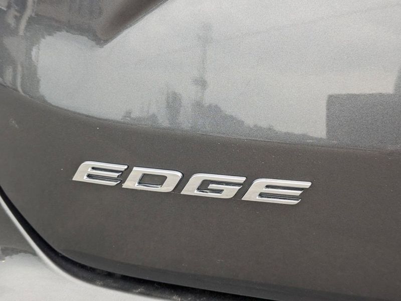 2020 Ford Edge TitaniumImage 18