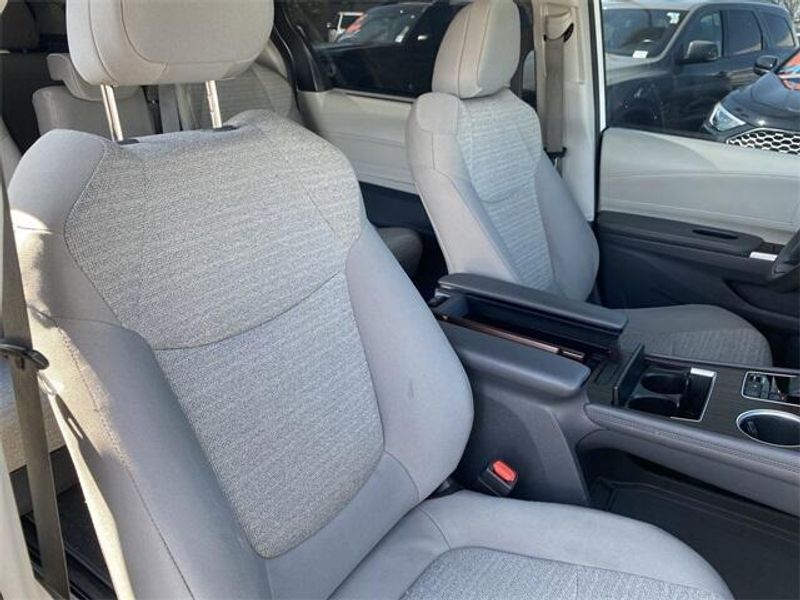 2021 Toyota Sienna LEImage 11
