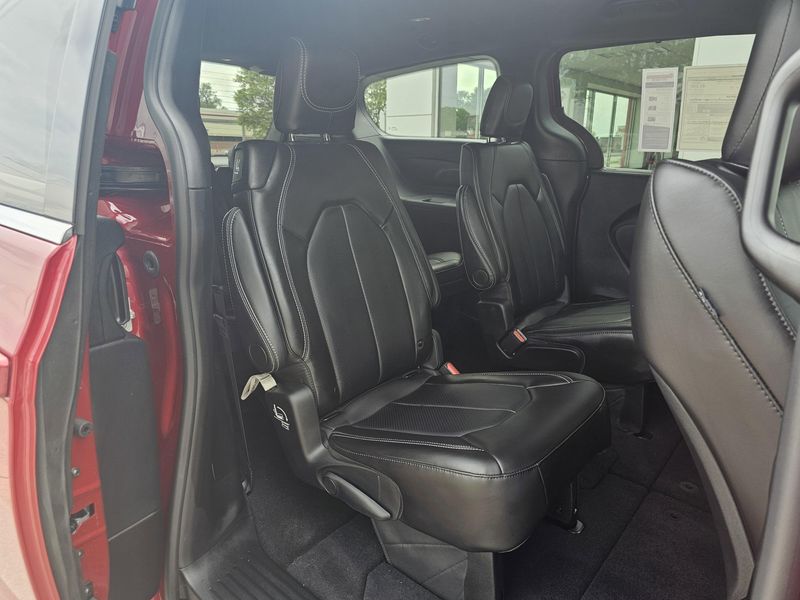 2025 Chrysler Pacifica SelectImage 13