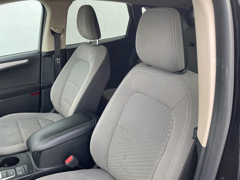 2020 Ford Escape SE photo 9