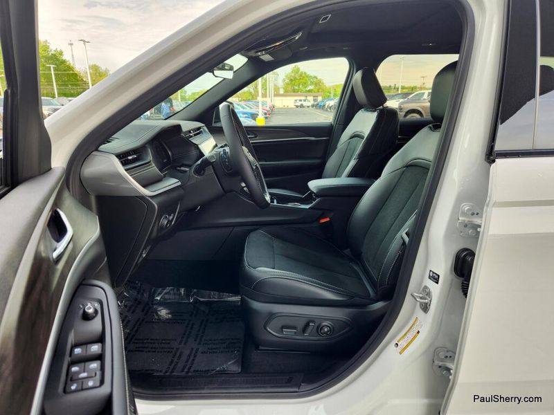 New 2026 Jeep Grand Cherokee Laredo Altitude 4x4