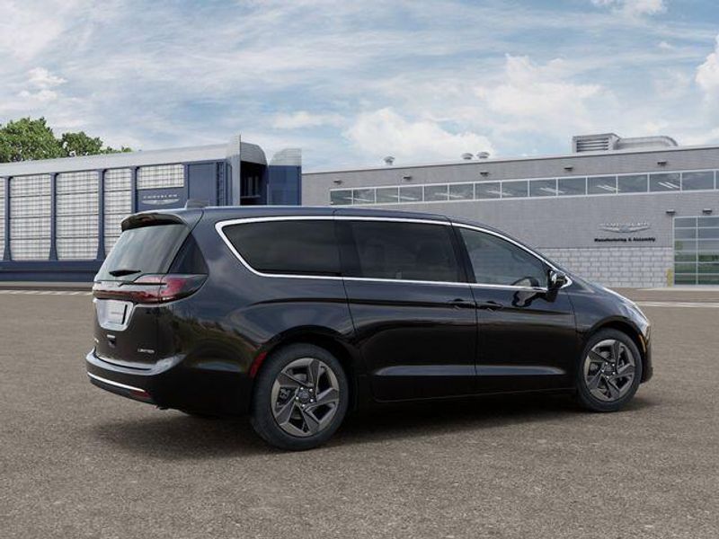 New 2027 Chrysler Pacifica LimitedImage 4