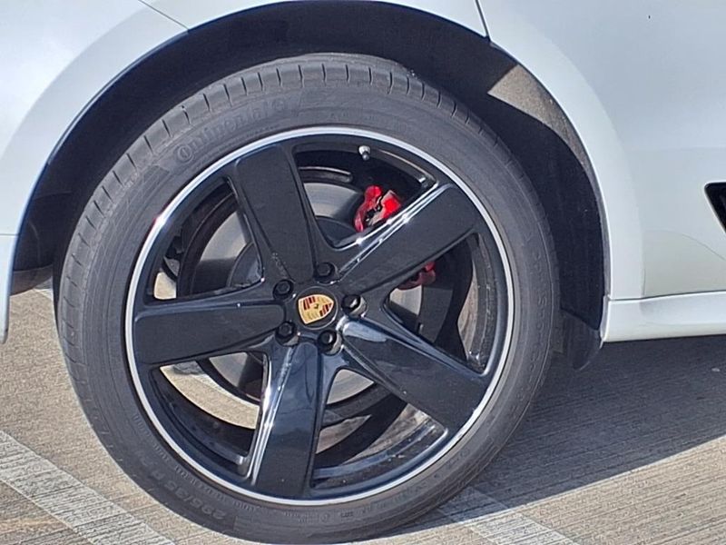 2018 Porsche Macan TurboImage 12
