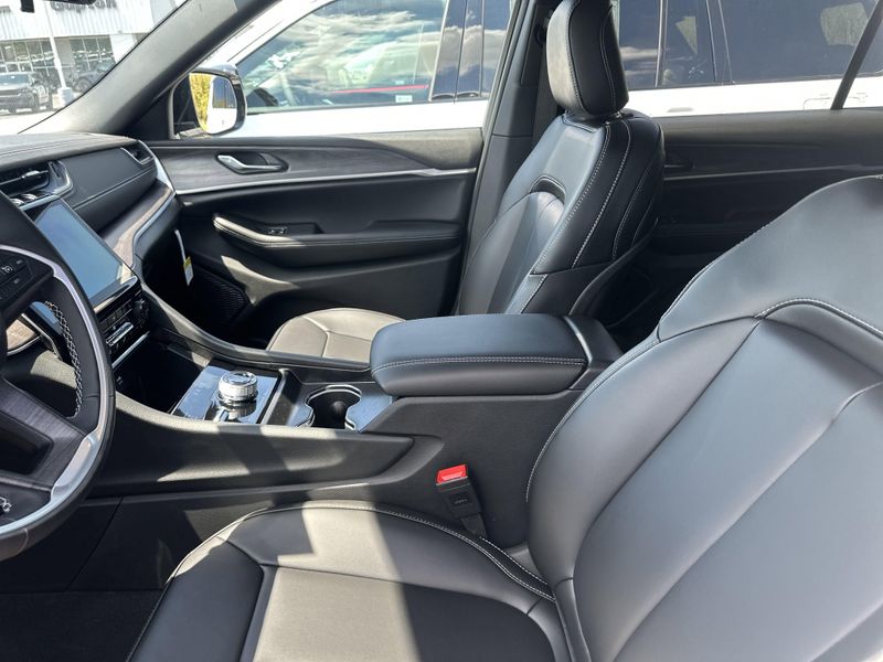 New 2025 Jeep Grand Cherokee L Limited 4x4Image 24