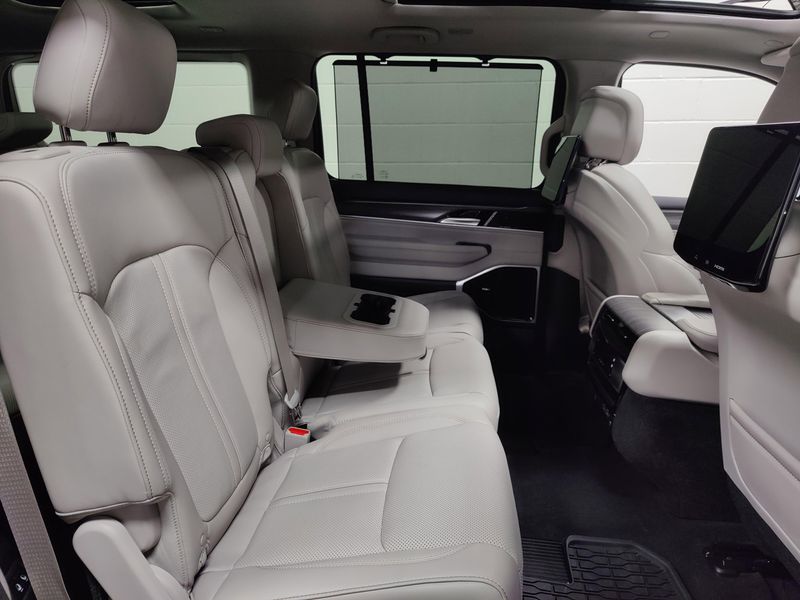 2024 Jeep Wagoneer Series III Premium 4x4 w/Conv/RSEImage 20