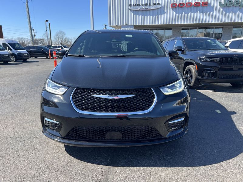 New 2026 Chrysler Pacifica SelectImage 2