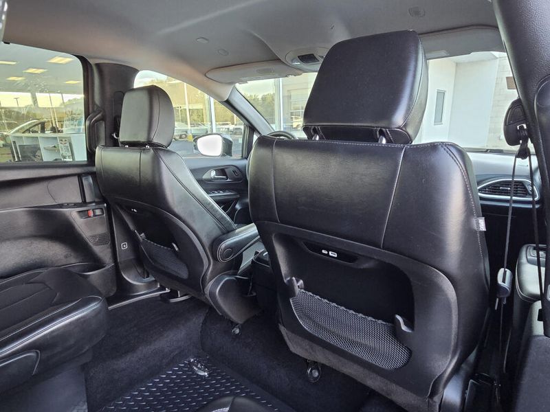 Used 2025 Chrysler Pacifica Select