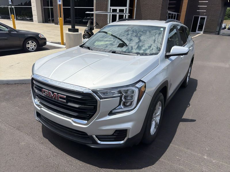 Used 2022 GMC Terrain SLEImage 2