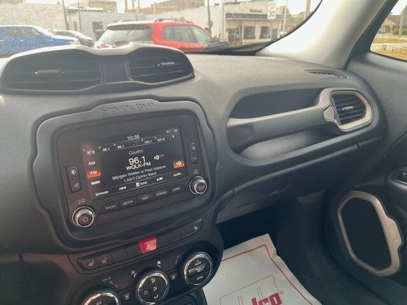 Used 2016 Jeep Renegade Image 22