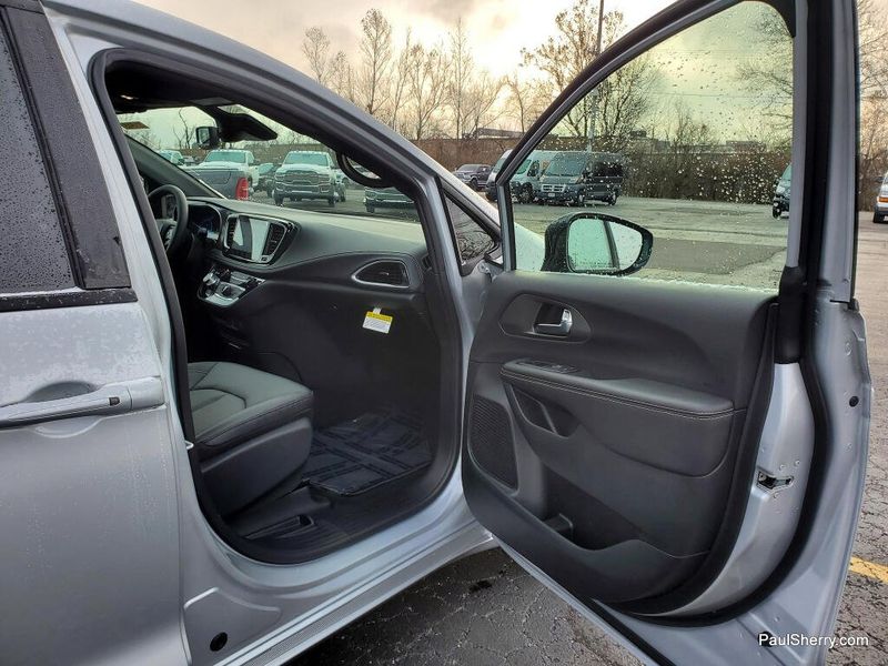 New 2026 Chrysler Pacifica Select