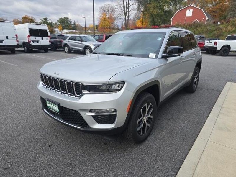 2025 Jeep Grand Cherokee Limited photo 3