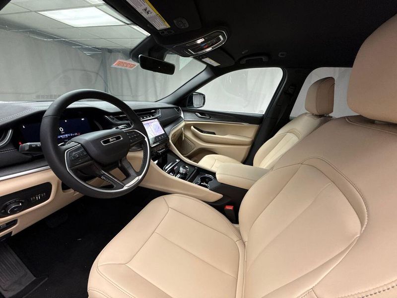 New 2025 Jeep Grand Cherokee Limited 4x4Image 9