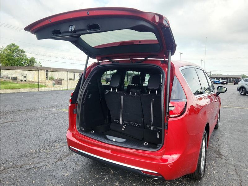 New 2027 Chrysler Pacifica Select