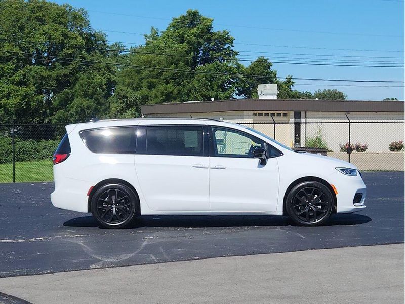 Used 2025 Chrysler Pacifica Limited S