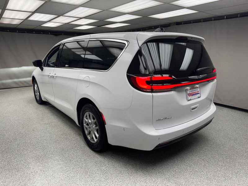 2025 Chrysler Pacifica SelectImage 2